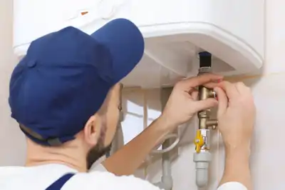 Técnico trabajando en calefón
